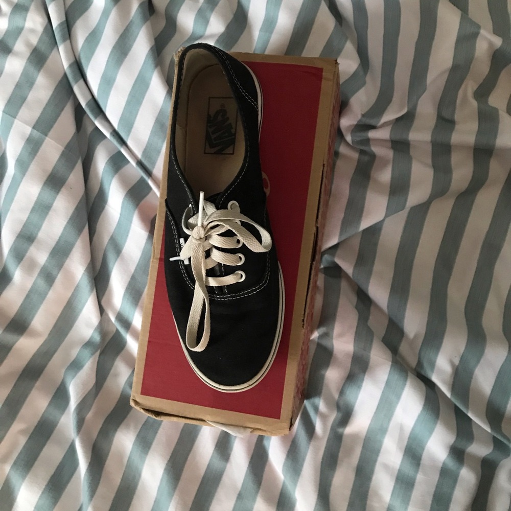 black lo pro vans